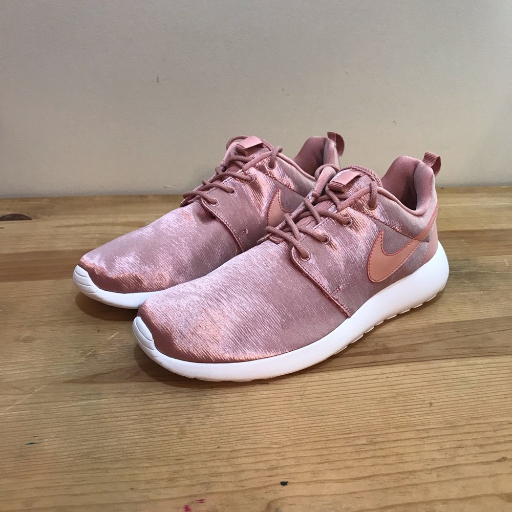 NEW Nike Women’s Roshe One PRM
